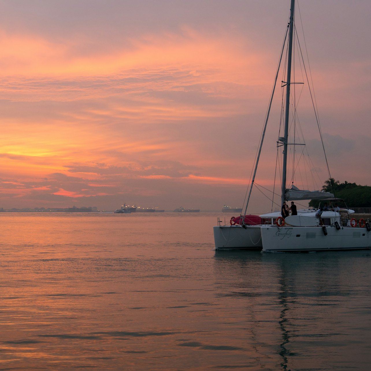 Singapore: Cruise from Sentosa with Paddle Boarding or Kayaking