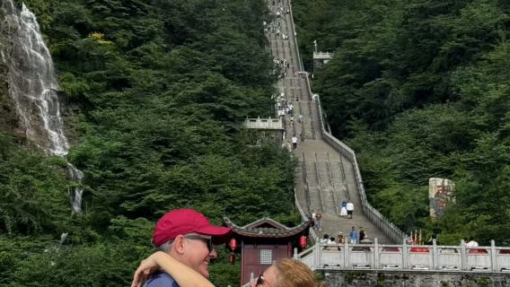 Tur Harian Pribadi Zhangjiajie: Petualangan Gunung Tianmen dan Pemandangan Malam Menara 72 Keajaiban