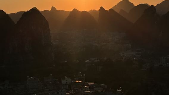 GuiIin Chuanshan Zonsondergang & Nachtcruise op Twee Rivieren