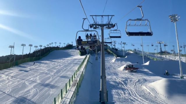 Pakej Ski Sepanjang Hari di Gunung Changbai Barat Daya + Pakaian Salji Cantik [Perkhidmatan Jemputan dari Daerah Chixi/Pekan Songjianghe]