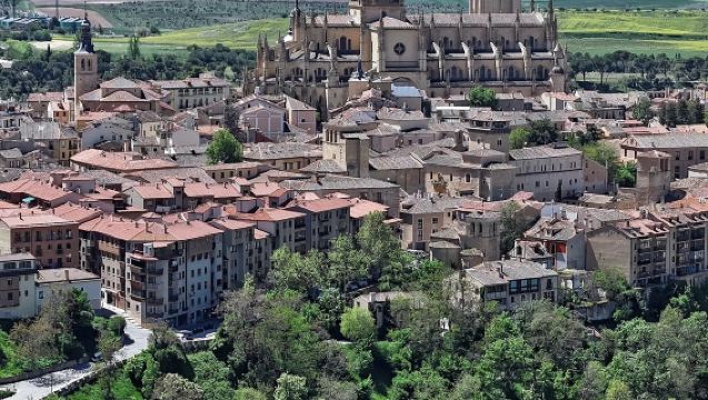 Pergi-balik Barcelona, Sepanyol: Bandar Tossa + Bandar Lama Girona (Boleh Disesuaikan)