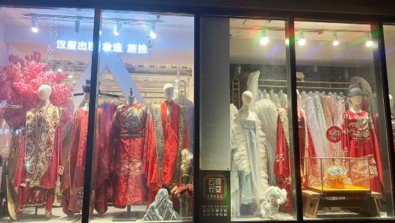 Esperienza intera giornata con abito Hanfu a scelta nello stile raffinato di Xi'an Tang Dynasty Ever-Bright City + trucco personalizzato + acconciatura in stile antico