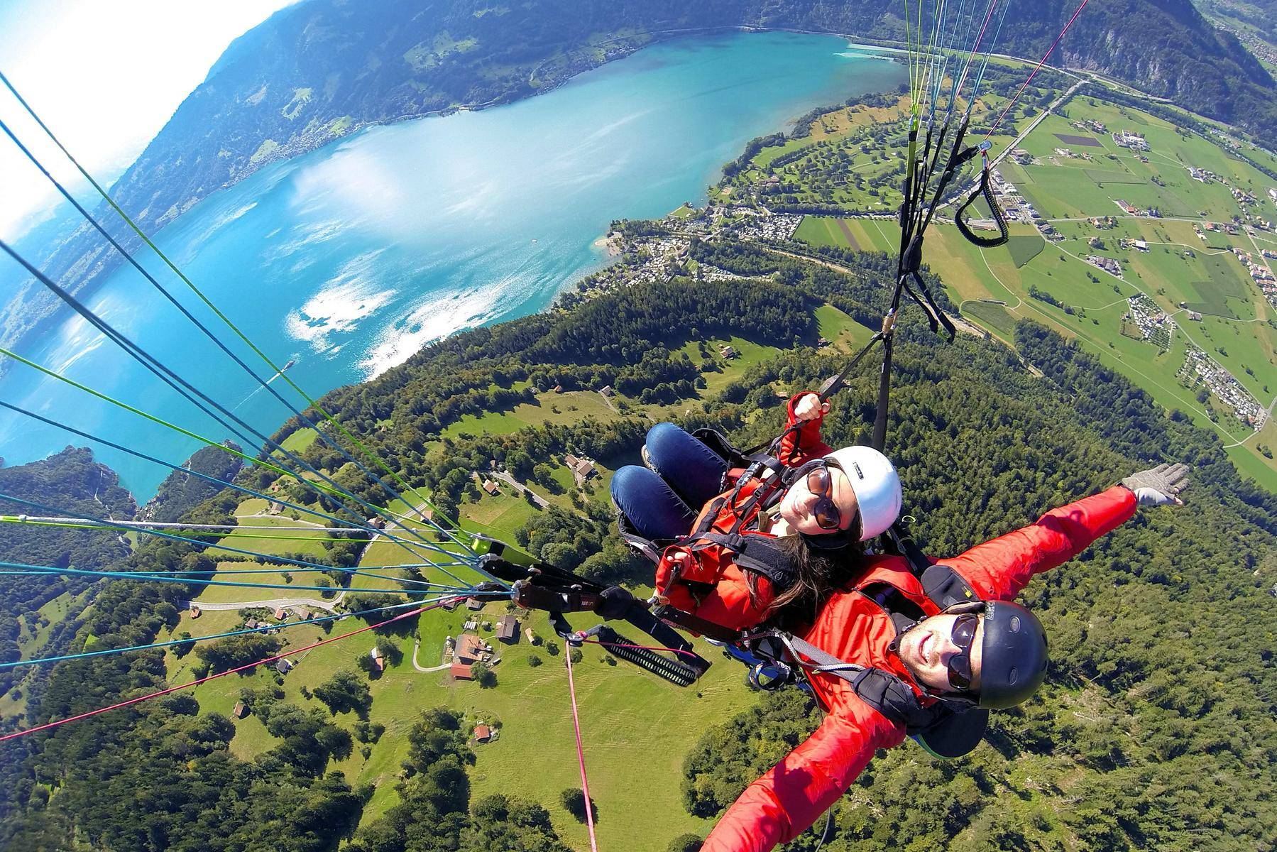 Tur harian paralayang di Interlaken, Swiss - Pengalaman terbang tinggi melintasi danau dan pegunungan dengan sertifikasi resmi