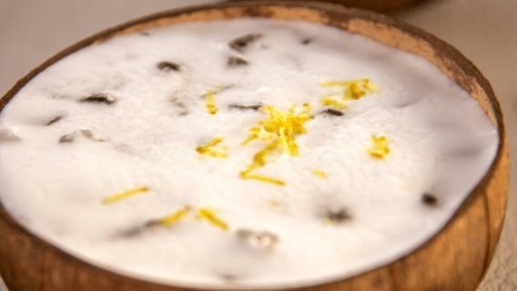 Barcelona: Premium Small-Group Sailing with Cocktails Workshop