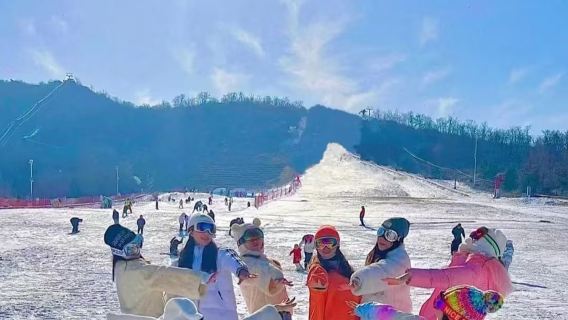 嵩頂滑雪度假村1日遊【鄭州+許昌直發-不限時滑雪票+雪具】