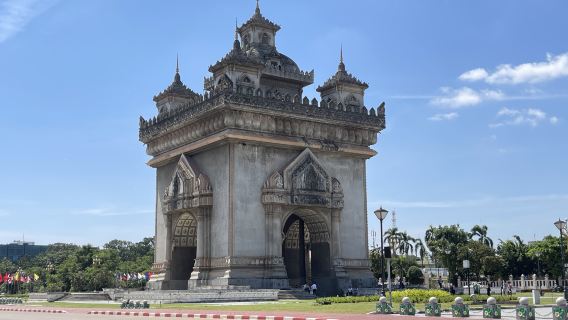 Tour Trọn Ngày Viêng Chăn: Công Viên Phật, Patuxay & Điểm Văn Hóa Nổi Bật