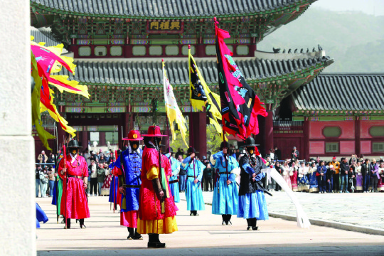 Jelajah Bandar Purba dan Makanan Jalanan | Istana Gyeongbokgung & Bukchon Hanok Village & Pasar Gwan