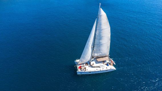 Escursione privata di mezza giornata in yacht catamarano a Phuket, Thailandia, per team building, famiglie, feste personalizzate e divertimento acquatico sull'isola di Coral