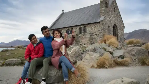 New Zealand Christchurch Tekapo Mount Cook Queenstown scenic 1-day tour sightseeing bus