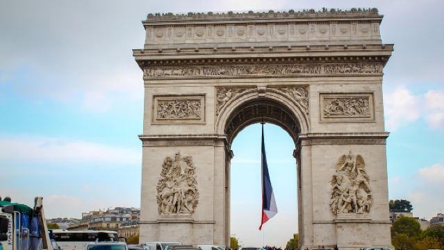 法國巴黎+埃菲爾鐵塔+凱旋門+聖心大教堂【中文司導包車】