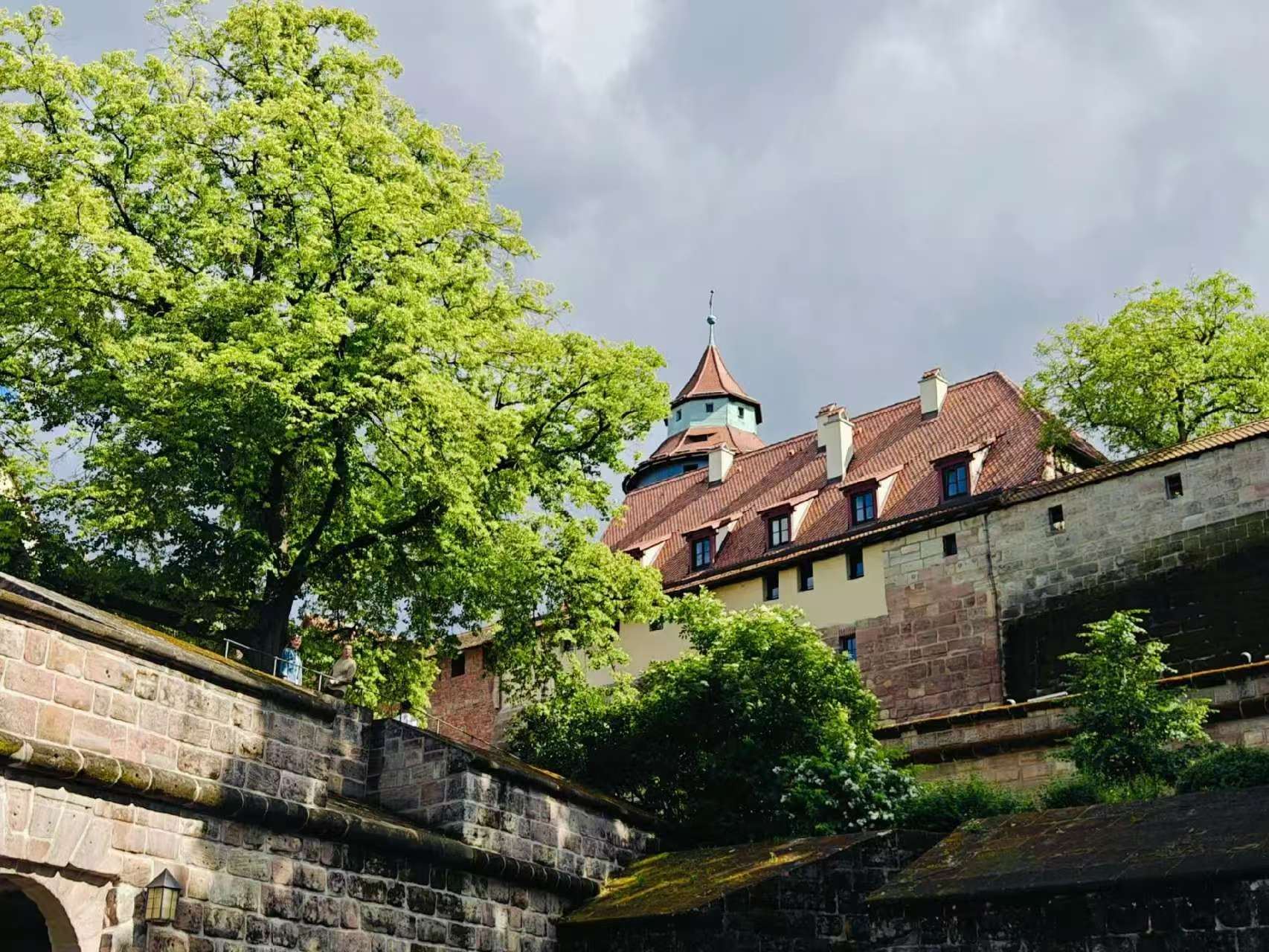 ปราสาทหลวงนูเรมเบิร์ก + โบสถ์เซนต์ลอเรนซ์ + ย่านเมืองเก่านูเรมเบิร์ก + จัตุรัสศาลาว่าการนูเรมเบิร์ก