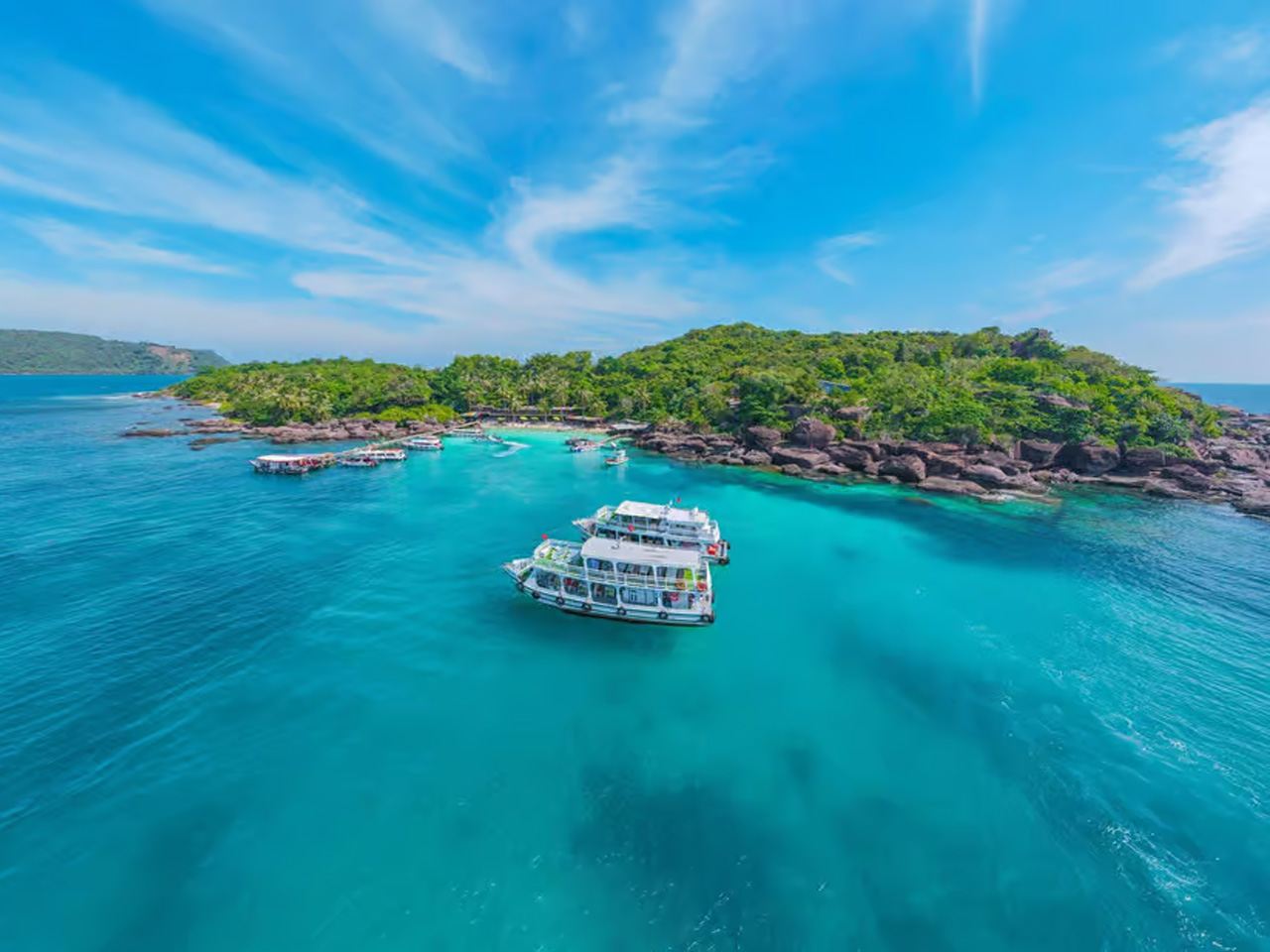 Phu Quoc Island speedboating and snorkeling 1-day tour (4 islands + water park + cable car + lunch)