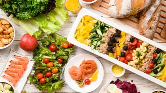 บัตรอาหารกลางวันสำหรับเมนูหลัก 1 ที่ + สลัดบาร์แบบบุฟเฟ่ต์ที่ห้องรับรองโรงแรม Sheraton Hsinchu Hotel (ไม่คิดค่าบริการเพิ่มในวันหยุด)