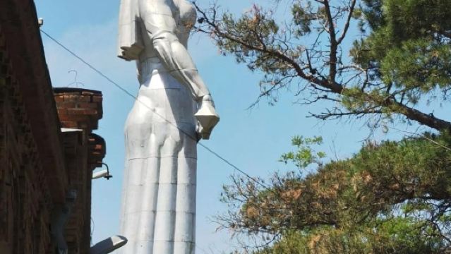 喬治亞紀事紀念碑+聖三一主教座堂+提比里斯海+母親堡壘