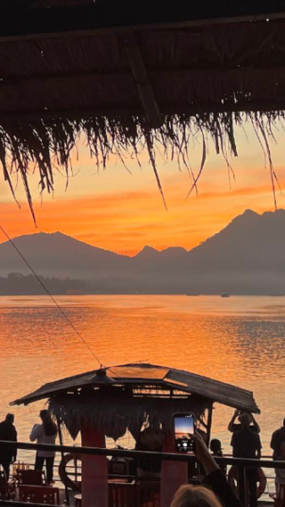 หลวงพระบาง: ทัวร์ล่องเรือไม้สองชั้น Sa Sa ชมพระอาทิตย์ตกบนแม่น้ำโขง 2 ชั่วโมง