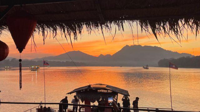 Luang Prabang: Crociera al tramonto di 2 ore sul Mekong con la caratteristica barca in legno a due piani Sa Sa