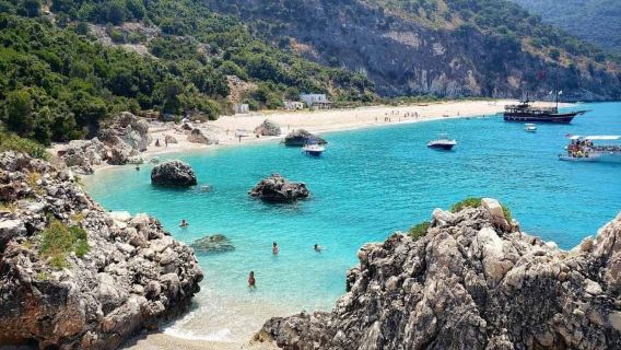 Sarandë: Boat Tour, Caves, Hidden Beaches, Drinks, Umbrella,