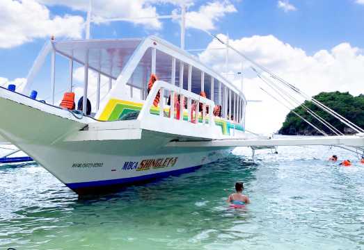 Boracay island hopping tour includes a buffet lunch, allowing you to enjoy a variety of local cuisines and explore other islands and beaches.
