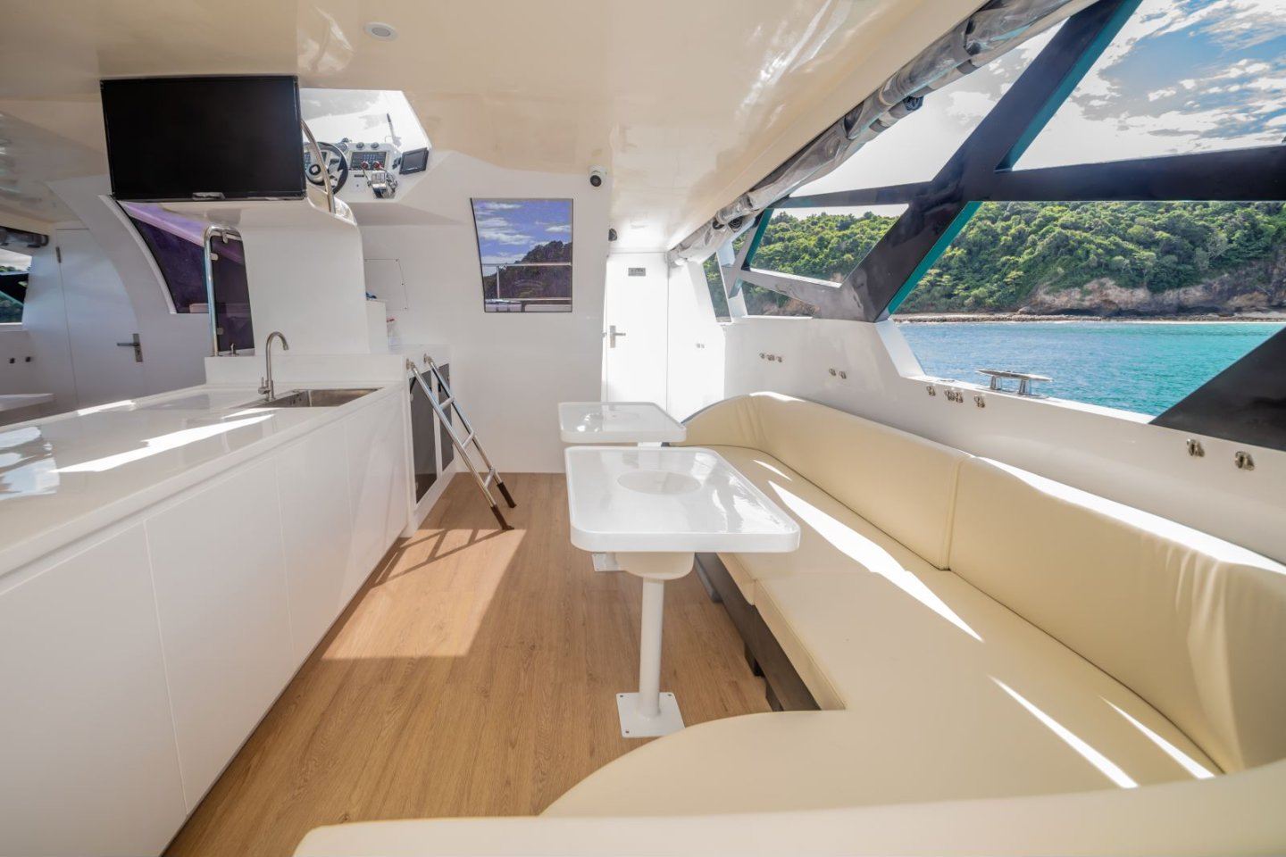 Escursione di 8 ore a Phuket, Thailandia, con immersione subacquea e snorkeling alle Isole Phi Phi e all'Isola della Luna di Miele su yacht catamarano a due piani "Figlio del Vento Marino" (ex "Delfino") o "Sky Paradise"