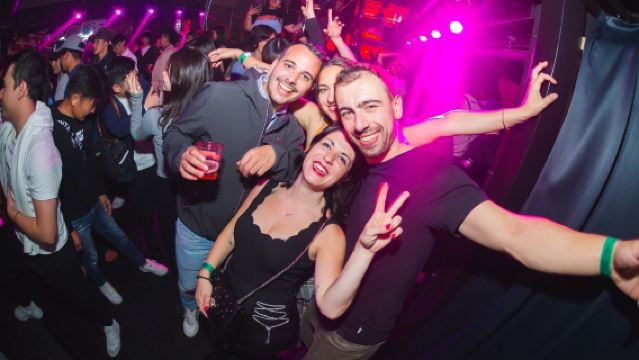 大阪 道頓堀/心斎橋 : CHEVAL ナイトクラブ入場券(ドリンク付き)(外国人旅行客専用)