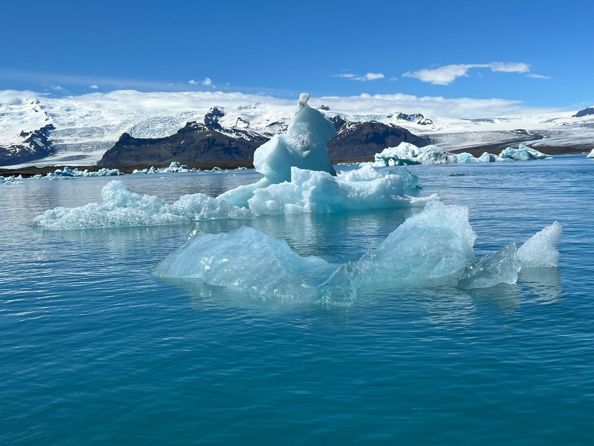 Chinese group Iceland Glacier lagoon south coast 1-day tour Diamond Beach Vik Town optional Glacier lagoon cruise