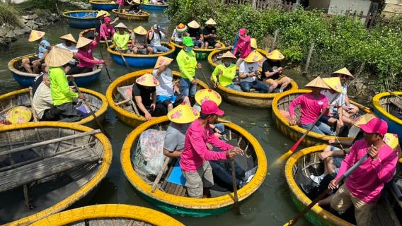 Trải nghiệm thuyền thúng tre ở làng dừa cùng người dân địa phương