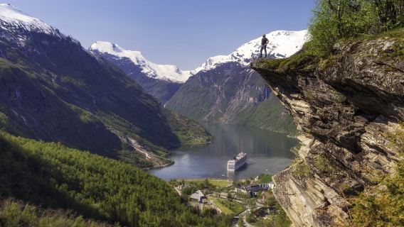 Geiranger: Bus Tour with Multilingual Audio Guide
