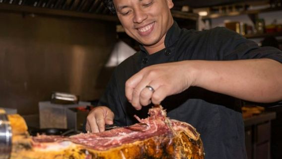 Barcelona: Small Group Guided Tapas & Wine Tour