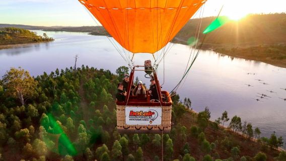Brisbane: Hot Air Balloon Flight with Vineyard Breakfast