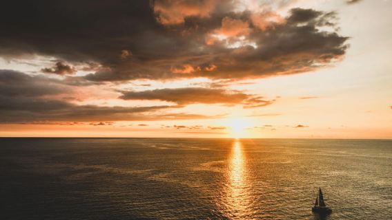 Kona: Pelayaran Catamaran Sunset dengan Koktel dan Snek