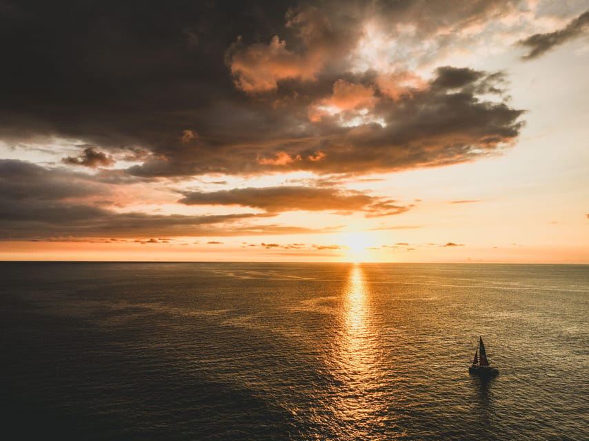 Waikoloa: Catamaran Sunset Sail with Cocktails