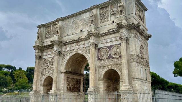 Excursión de un día en servicio de coche privado con conductor por la Plaza de España, el parque Borghese y la Galería Borghese en Roma