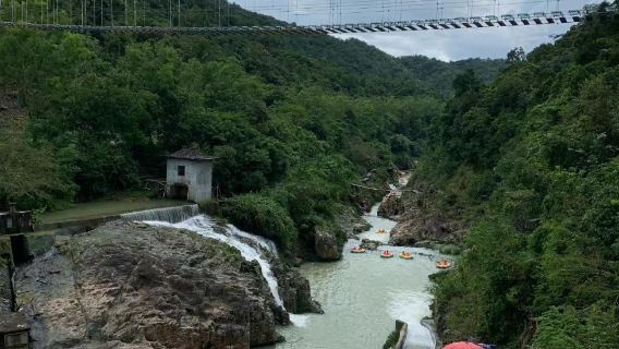 ทัวร์ล่องแก่งที่หุบเขาไห่หนาน Wuzhishan Mountain Canyon และผจญภัยกลางแจ้ง 1 วัน