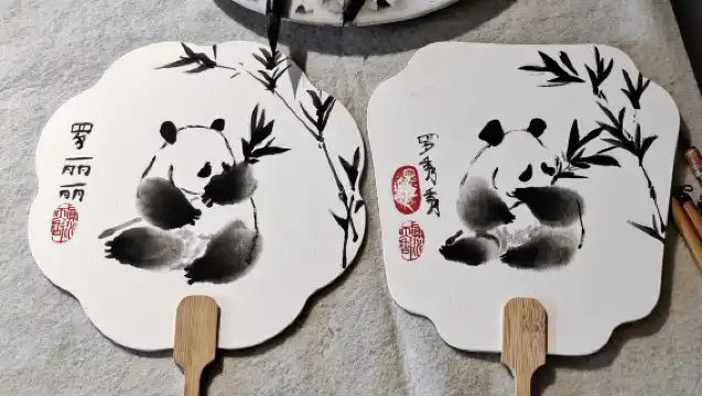 Outside the red walls, between brushes and ink, experience the traditional culture of old Beijing and paint fans next to the Forbidden City