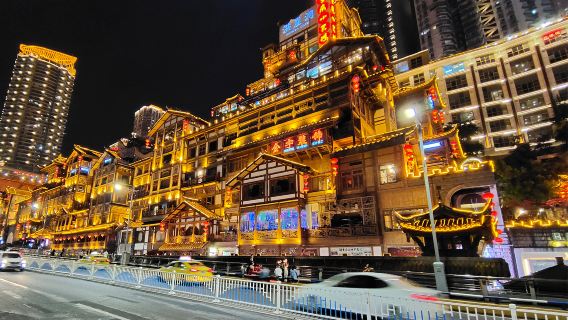 重慶解放碑+重慶大劇院+龍門皓月+洪崖洞：兩江四岸夜遊之旅