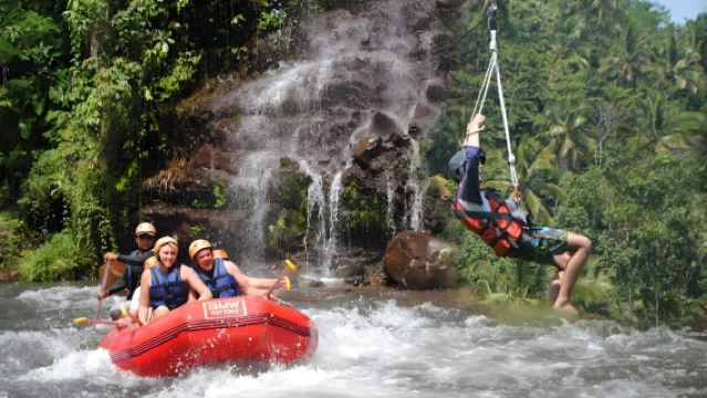 テラガ・ワジャ川ラフティング・バリ・パドルボード2〜6時間(ジップライン、昼食、送迎付き)
