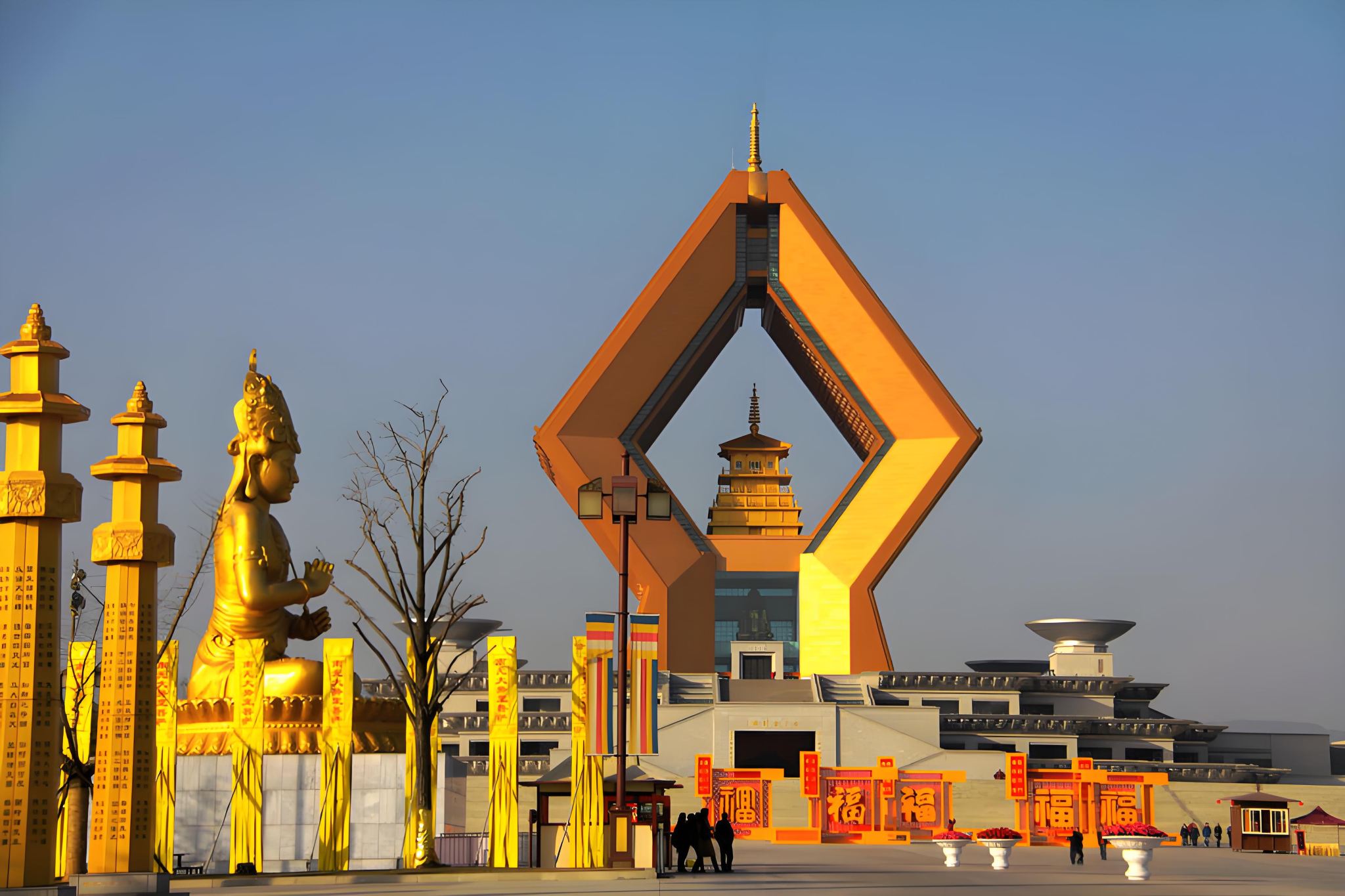 Xi'an Famen Temple, Qianling Mausoleum, and Maoling Mausoleum Day Tour (Chinese-language group tour) Comfortable bus within the Third Ring Road