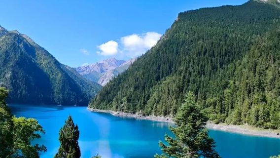 Tour privato di 2 giorni in treno ad alta velocità a Jiuzhaigou e Huanglong con biglietti, trasporto, hotel selezionati, servizio one-stop, esperienza intima e sicura: esplora questo paese delle meraviglie sulla Terra