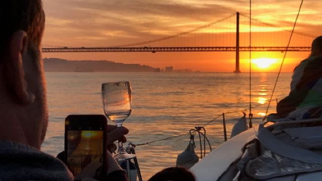 Lisbon: Sunset and Wine Luxury Catamaran Cruise