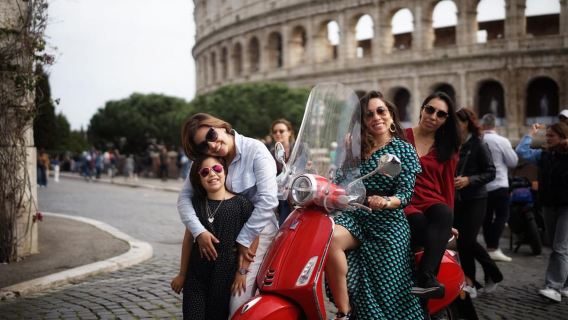 Roma: Tour en Vespa con fotógrafo profesional