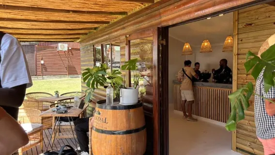 Cape Town: Stellenbosch Hop-On Hop-Off Tractor Wine Tour