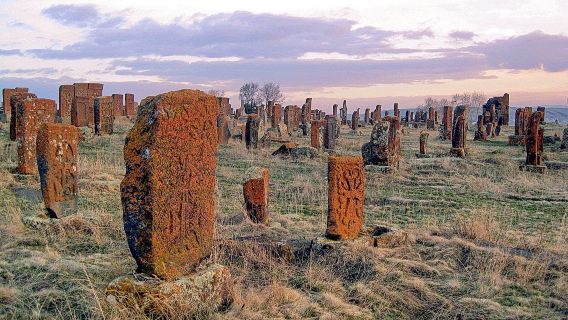 Partenza da Yerevan: Lago Sevan + Khachkar + Caravanserraglio di Sevan + Cascate di Jermuk + Degustazione in cantina