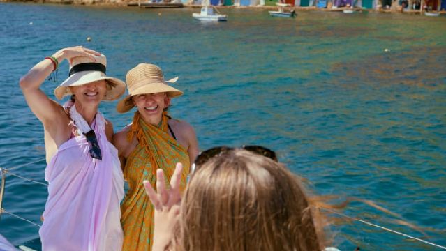 Milo: Crociera in catamarano mattutina a Kleftiko con pranzo e bevande