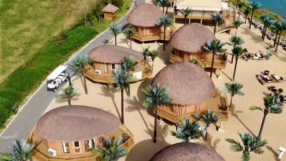 Xinyang Jigong Mountain, named for its rooster-like shape, is a renowned summer retreat in southern Henan.