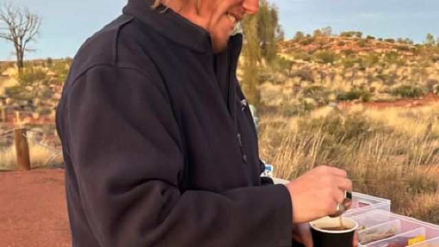 Uluru: Field of Light-Tour bei Sonnenaufgang mit Heißgetränken