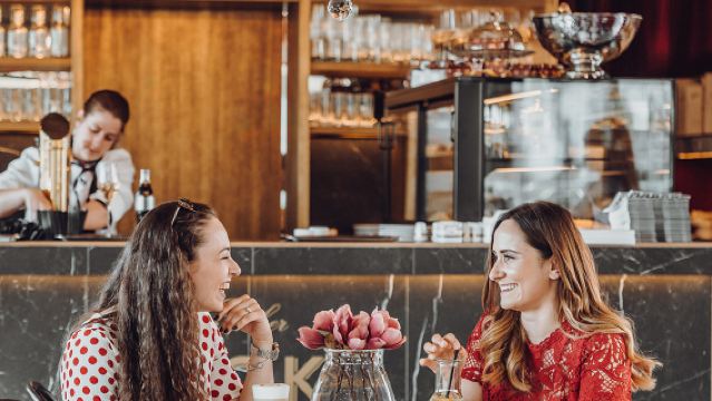 Vienna Outlet Shopping: Shuttle Bus Package to McArthurGlen Parndorf-Enjoy Sacher Cake