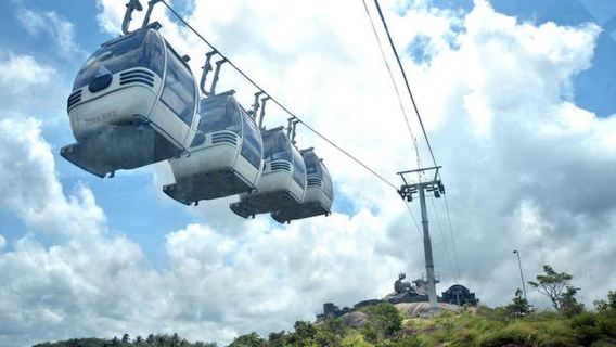 Privater Tagesausflug von Trivandrum zum Jatayu Earth Center und Varkala Beach