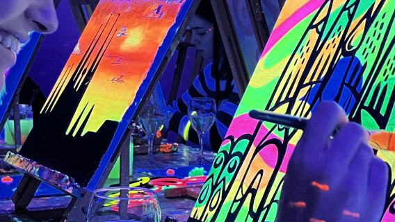 Barcelona: Wine Gogh Glow Academy Mal- und Weinworkshop