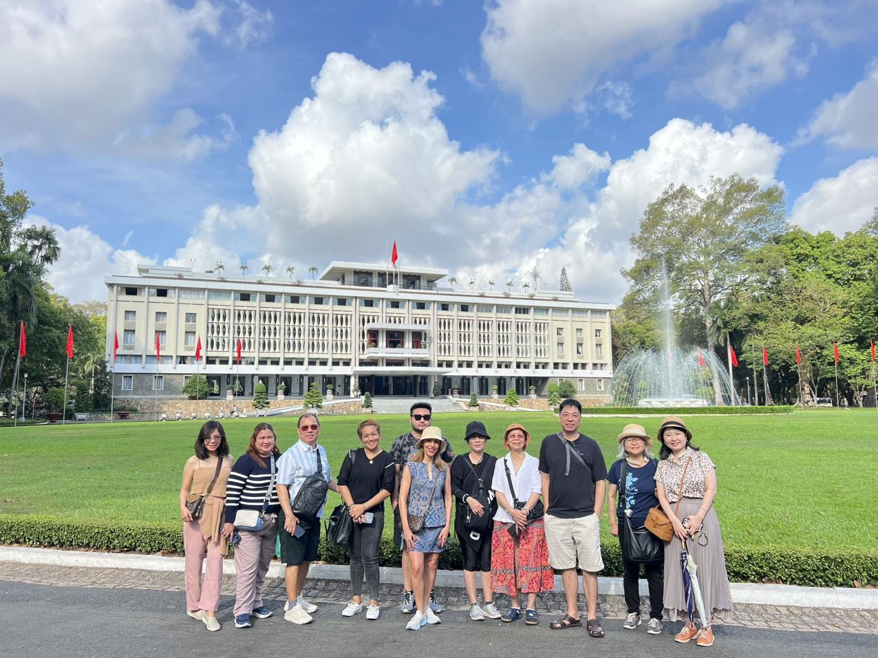 Museo dei residuati bellici e Palazzo di Riunificazione Tour a piedi