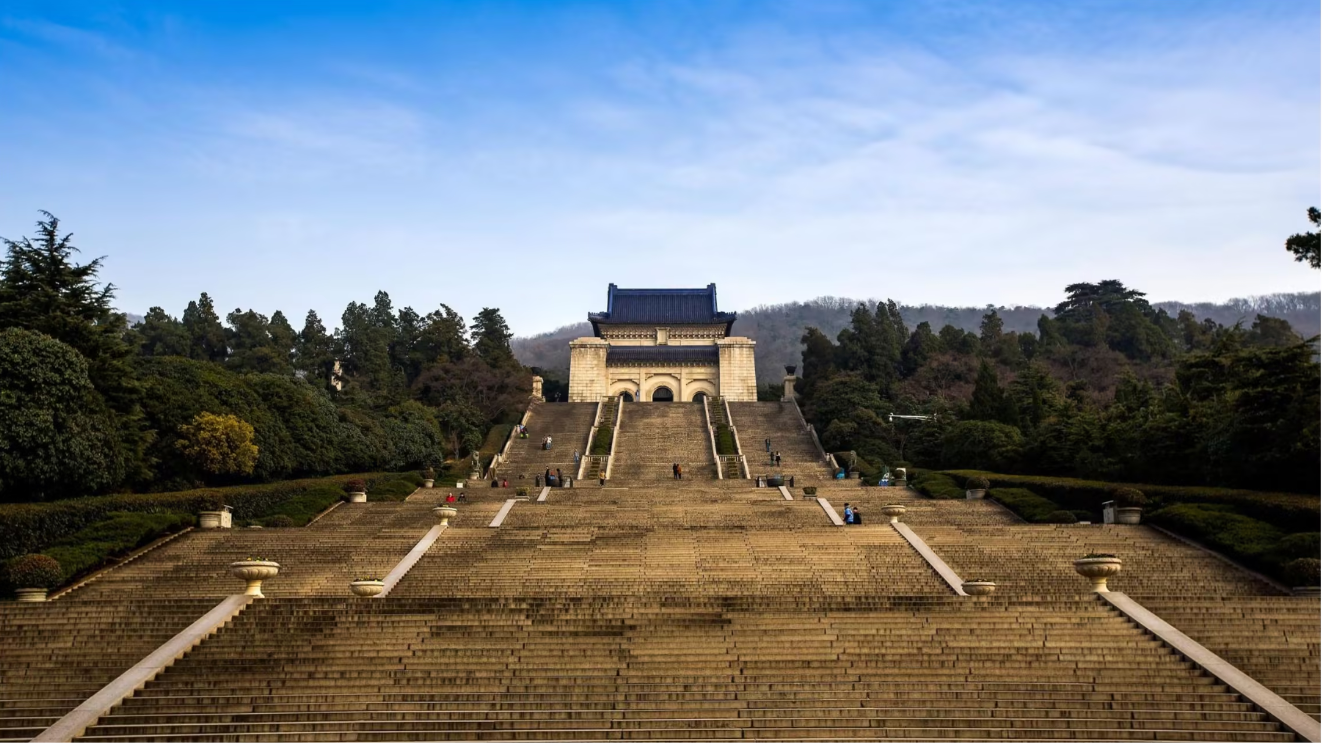 Jiangsu, Nanjing|Dr. Sun Yat-Sen's Mausoleum|Revolutionary pioneers|Remembered throughout history|Chinese and English guide|xx